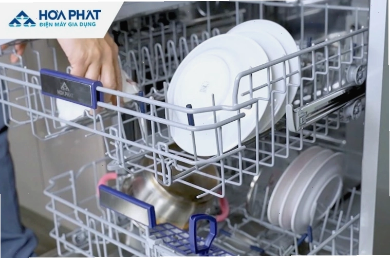 Sơ đồ minh họa cách sắp xếp bát đĩa vào các rổ của máy rửa bát
