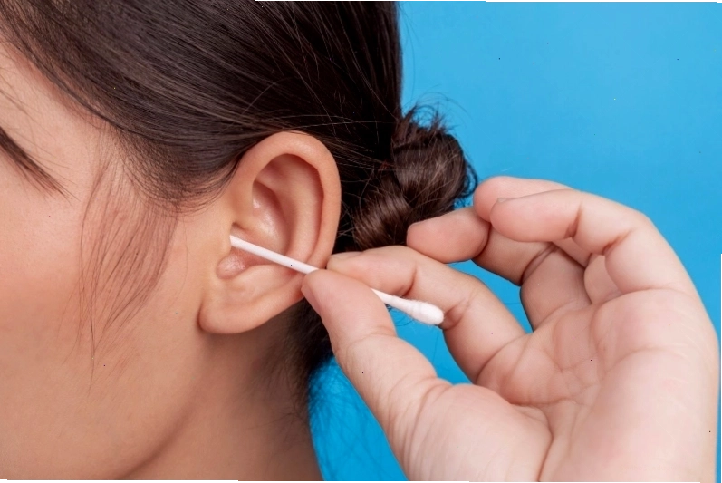 Sử dụng dung dịch làm mềm ráy tai tại nhà