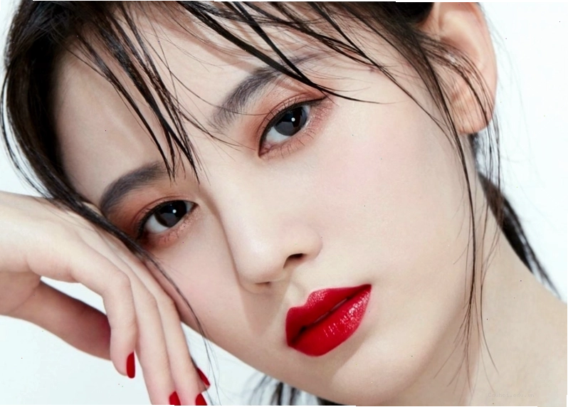 Sử dụng eyeliner và màu mắt để tạo hiệu ứng mắt to tròn
