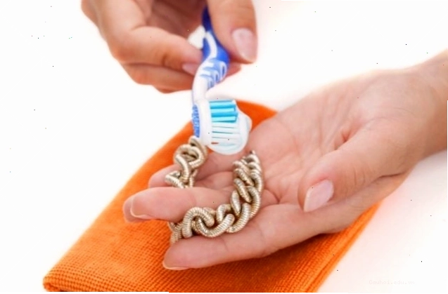 Sử dụng kem đánh răng để làm sáng vàng