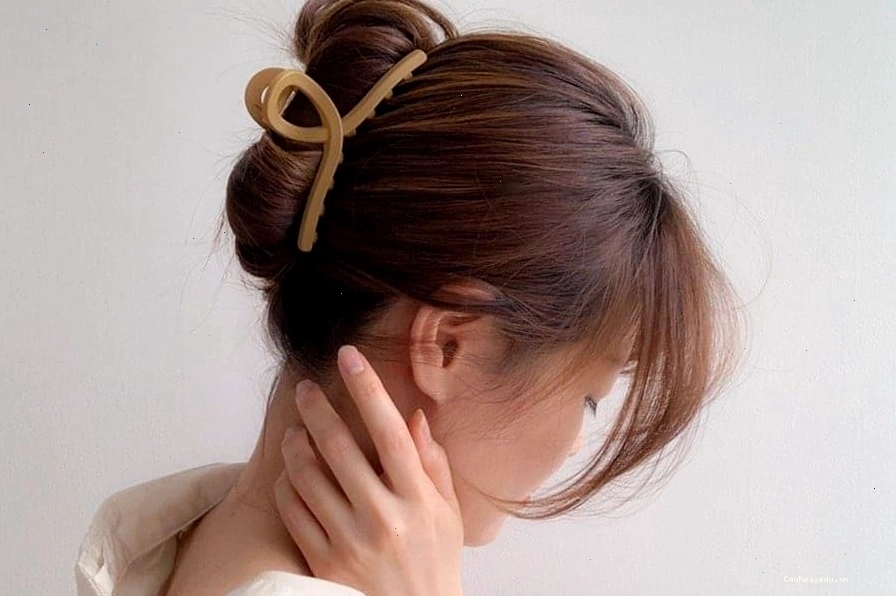Sử dụng kẹp càng cua để cố định tóc khi ngủ