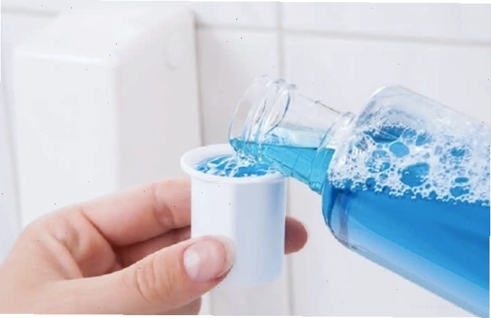 Sử dụng nước súc miệng để loại bỏ vết dầu mỡ trên quần áo