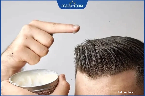 Sử dụng sáp vuốt tóc để tạo kiểu và giữ nếp tóc con