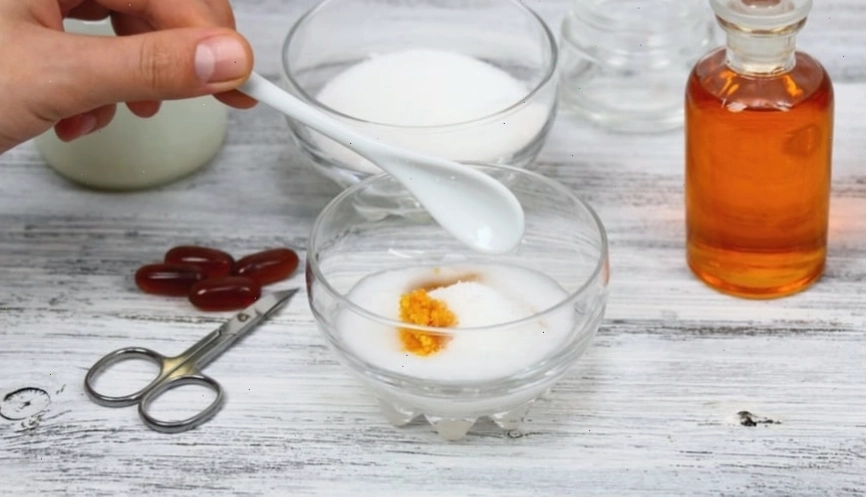 Sử dụng vitamin E để bôi lên da dưỡng ẩm