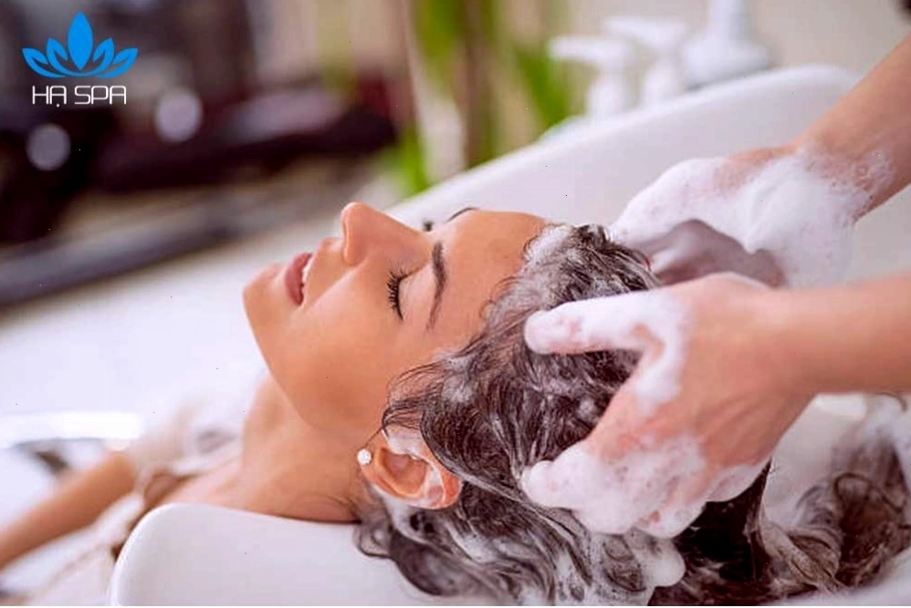 Sự khác biệt giữa gội đầu ở tiệm và ở nhà