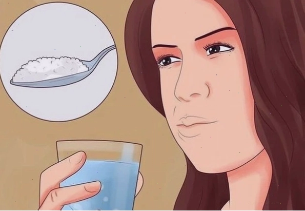 Súc miệng nước muối ấm giúp làm sạch khoang miệng