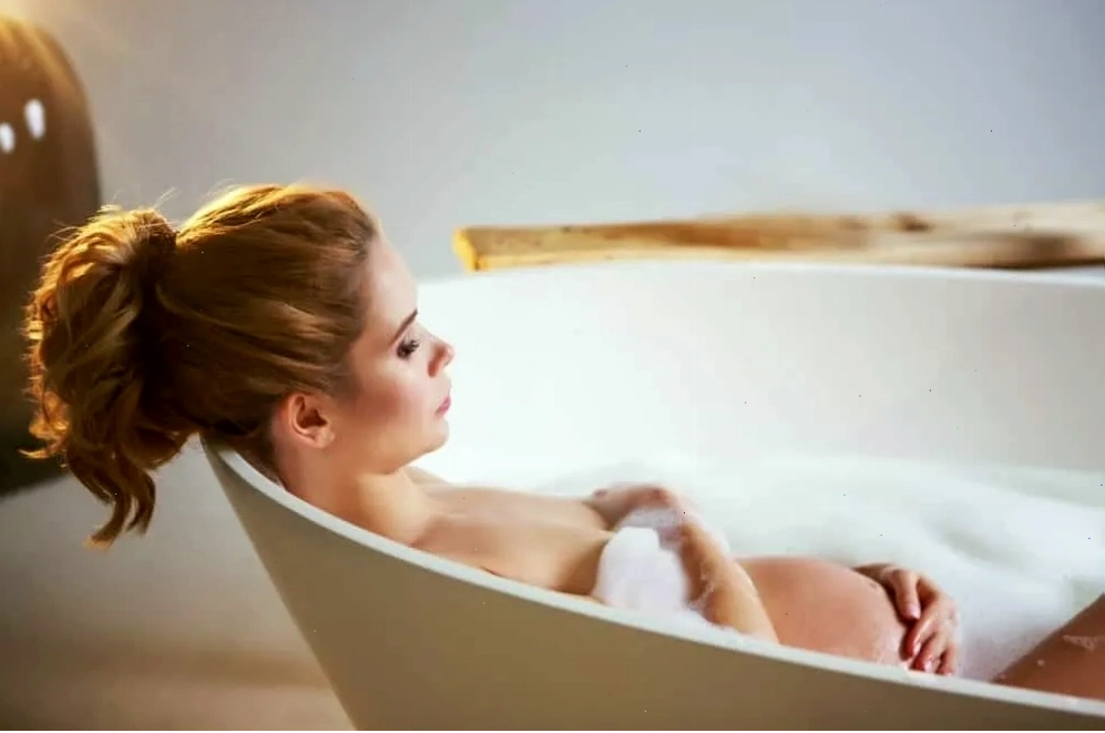 Tắm nước ấm giúp làm mềm và thư giãn cơ thể, hỗ trợ cổ tử cung mở nhanh hơn