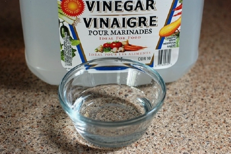 Tẩy vết dầu mỡ trên quần áo bằng giấm trắng