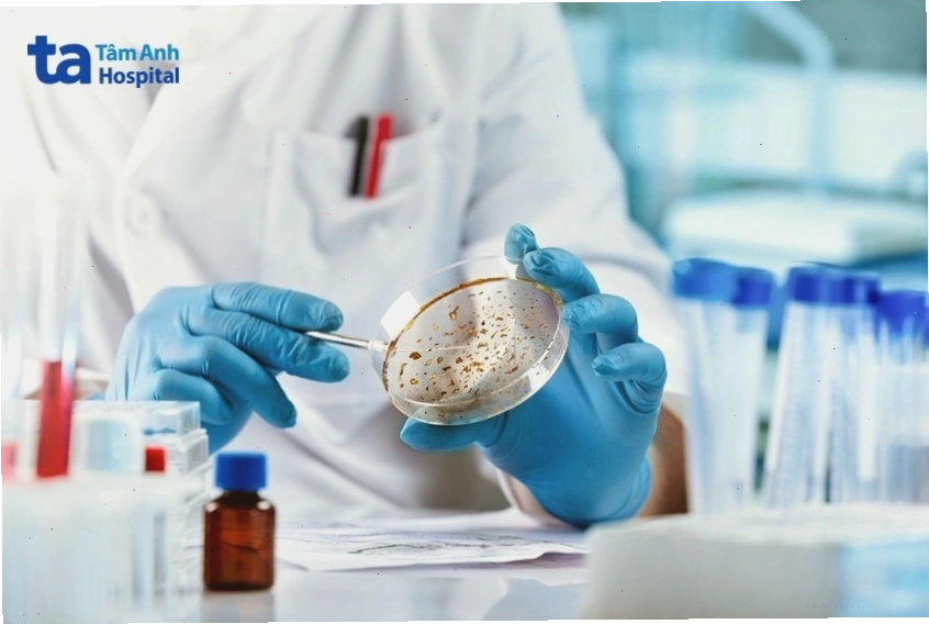 Thăm khám bác sĩ da liễu để chẩn đoán viêm nang lông