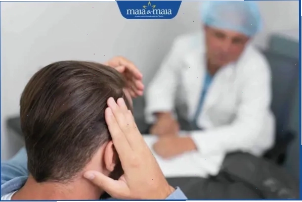 Thăm khám bác sĩ trước khi thực hiện cấy tóc tự thân để đánh giá rủi ro