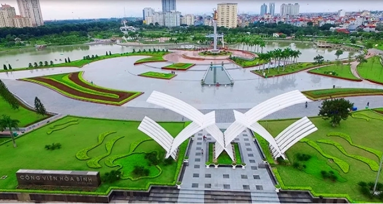 Tháp Hòa Bình sừng sững giữa không gian xanh