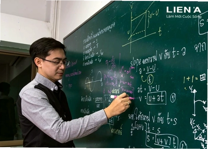 Thầy cô giáo viết bài giảng trên bảng