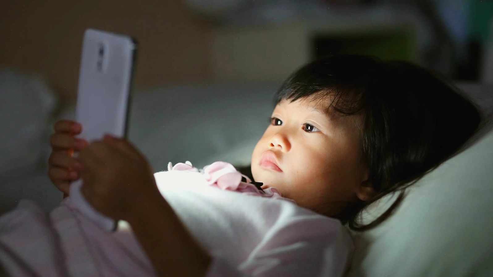 Thế giới ảo trên điện thoại cản trở sự phát triển và hòa nhập xã hội