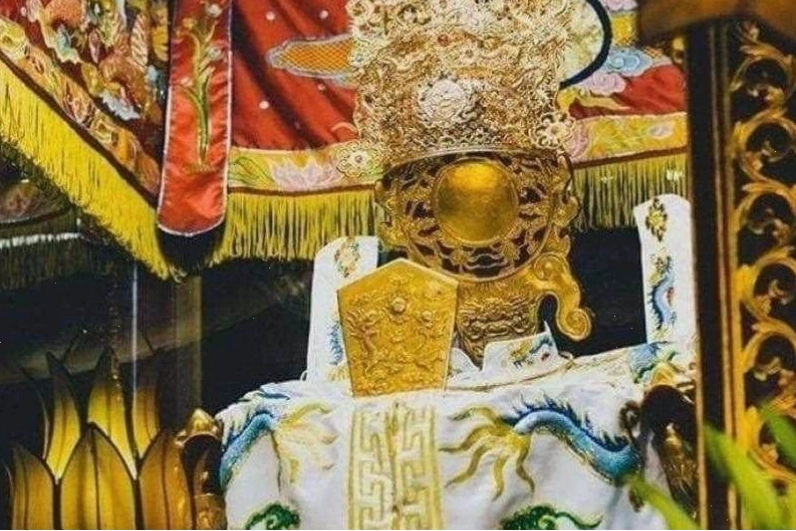 Thờ Quan Lớn Đệ Tam cầu bình an trên sông nước