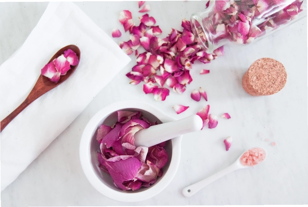 Thực hiện ngay công thức trị thâm môi hiệu quả với hoa hồng và sữa