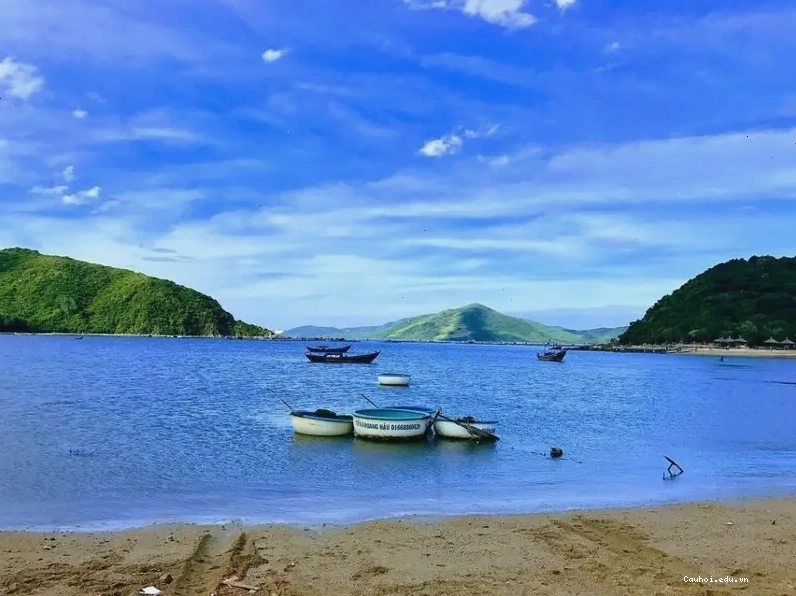 Thưởng thức hải sản tươi ngon bên bờ Vịnh Xuân Đài