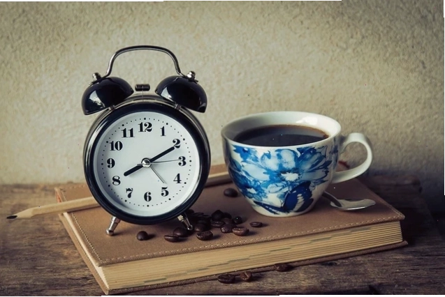 Thưởng thức ly cà phê espresso đậm đà