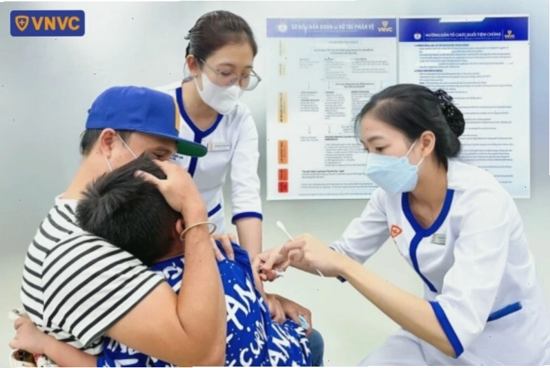 Tiêm vắc xin phòng bệnh cho bé
