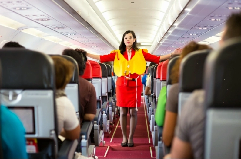 Tiếp viên hàng không hướng dẫn quy định an toàn bay