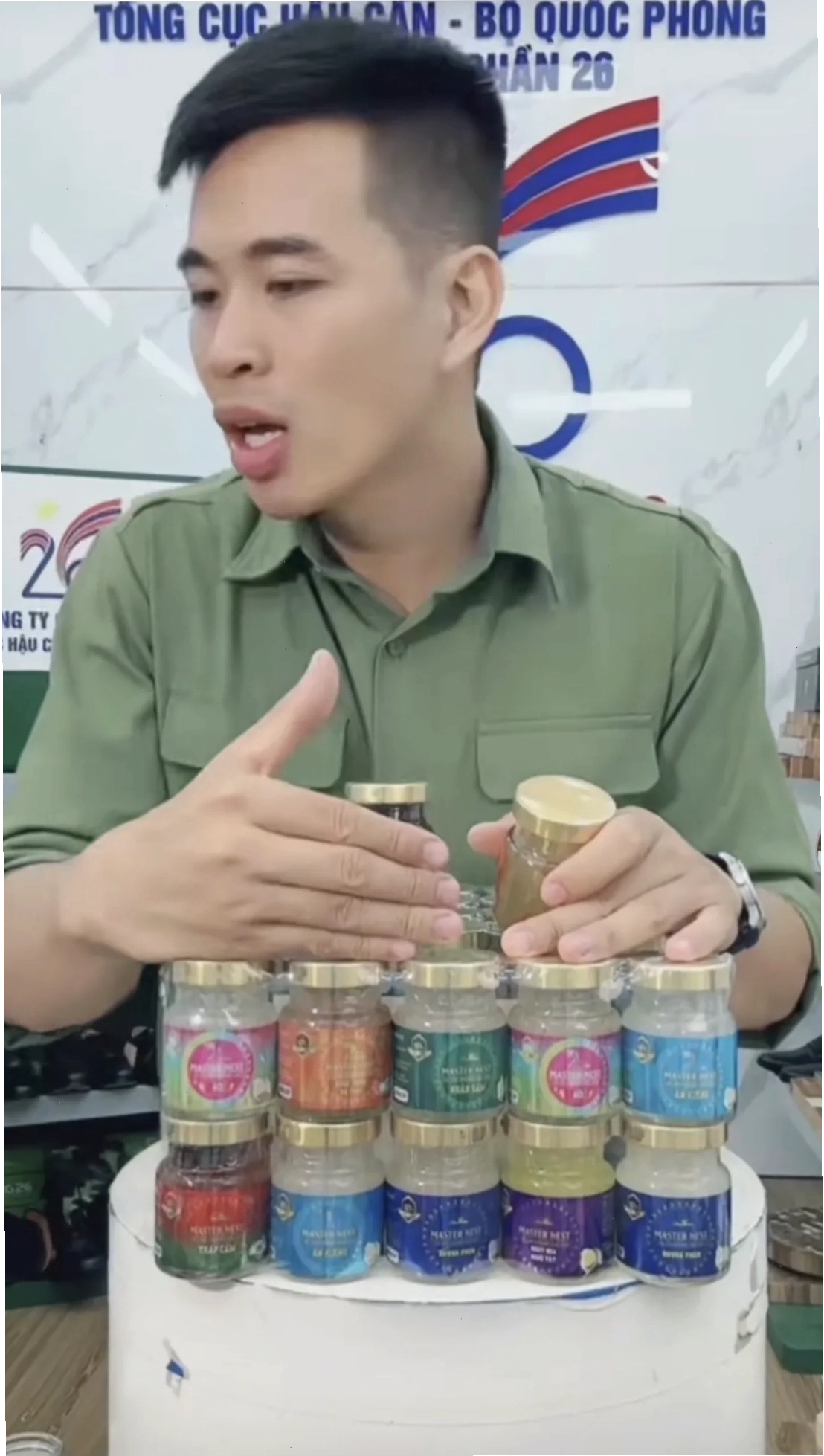 TikToker Lê Anh Nuôi livestream bán hàng dưới logo Công ty cổ phần 26