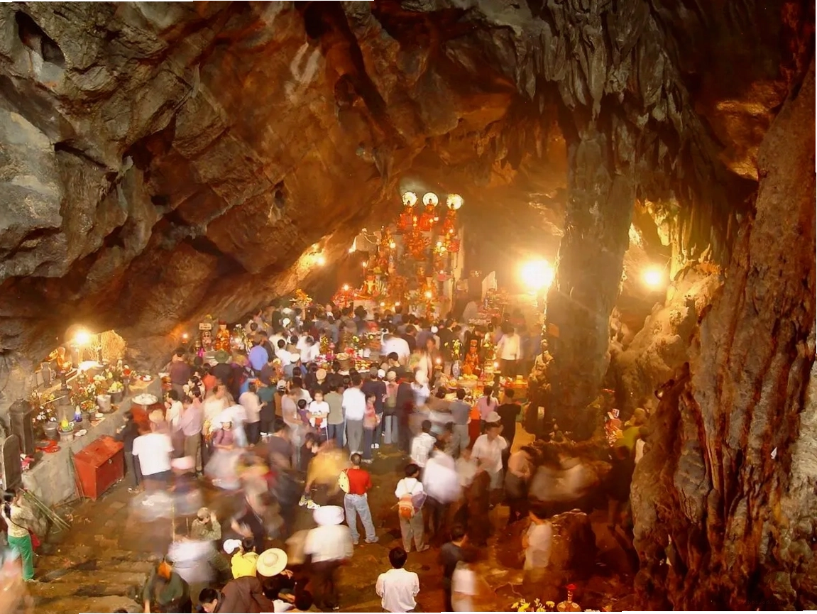 Toàn cảnh Chùa Hương nhìn từ xa