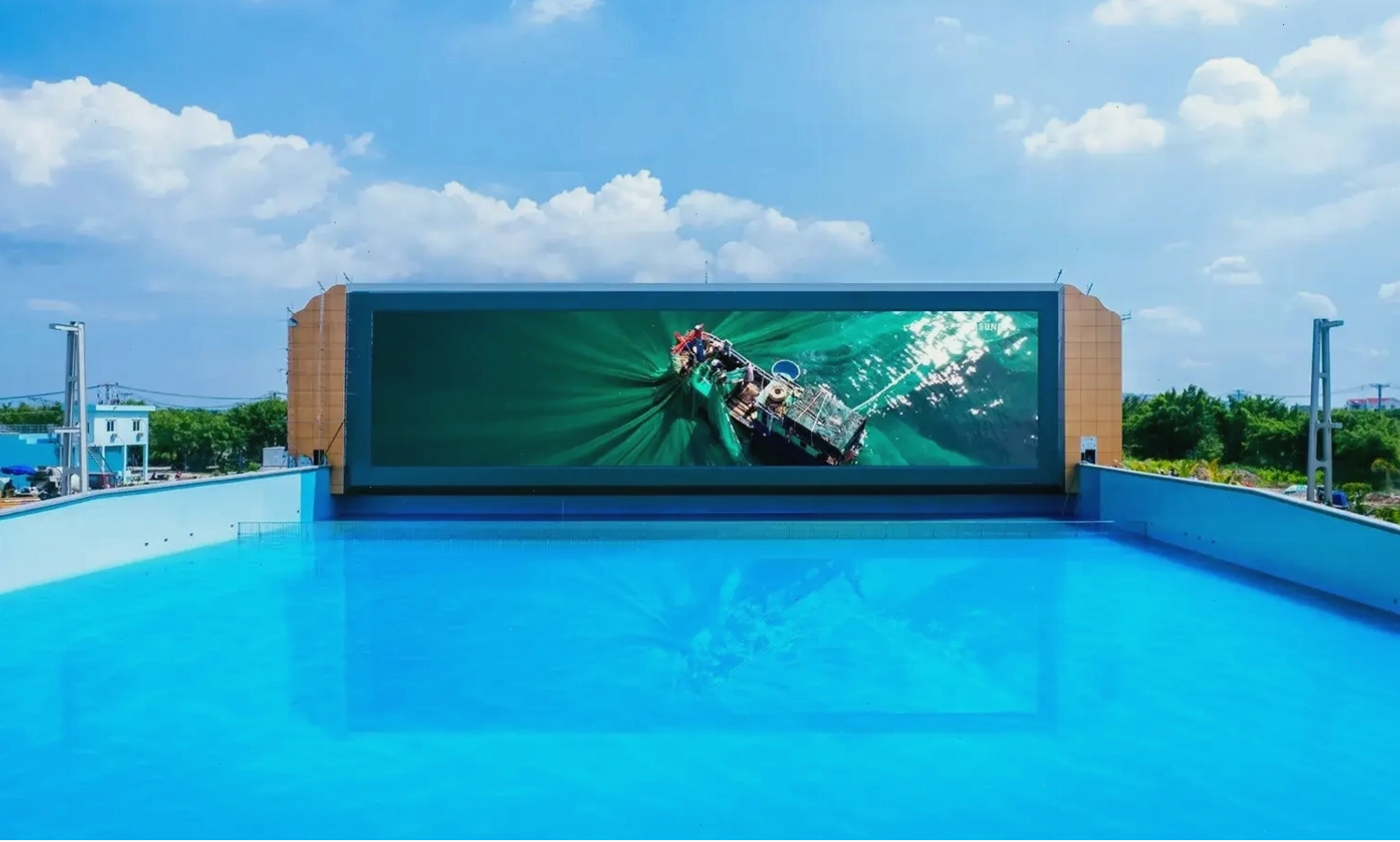 Toàn cảnh công viên nước The Amazing Bay với các đường trượt nước ấn tượng