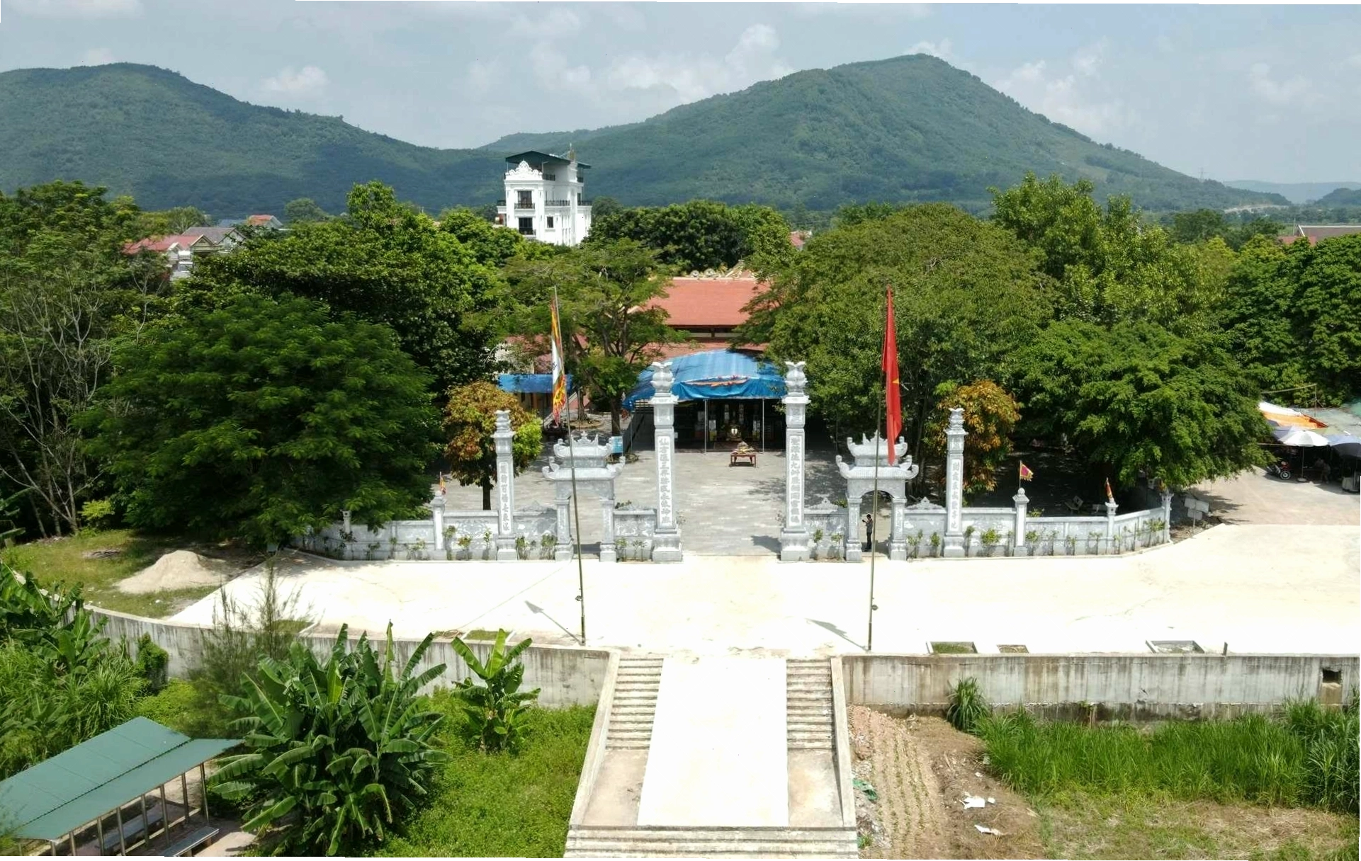 Toàn cảnh Đền Cô Bơ Thanh Hóa nhìn từ xa với sông Mã bao quanh