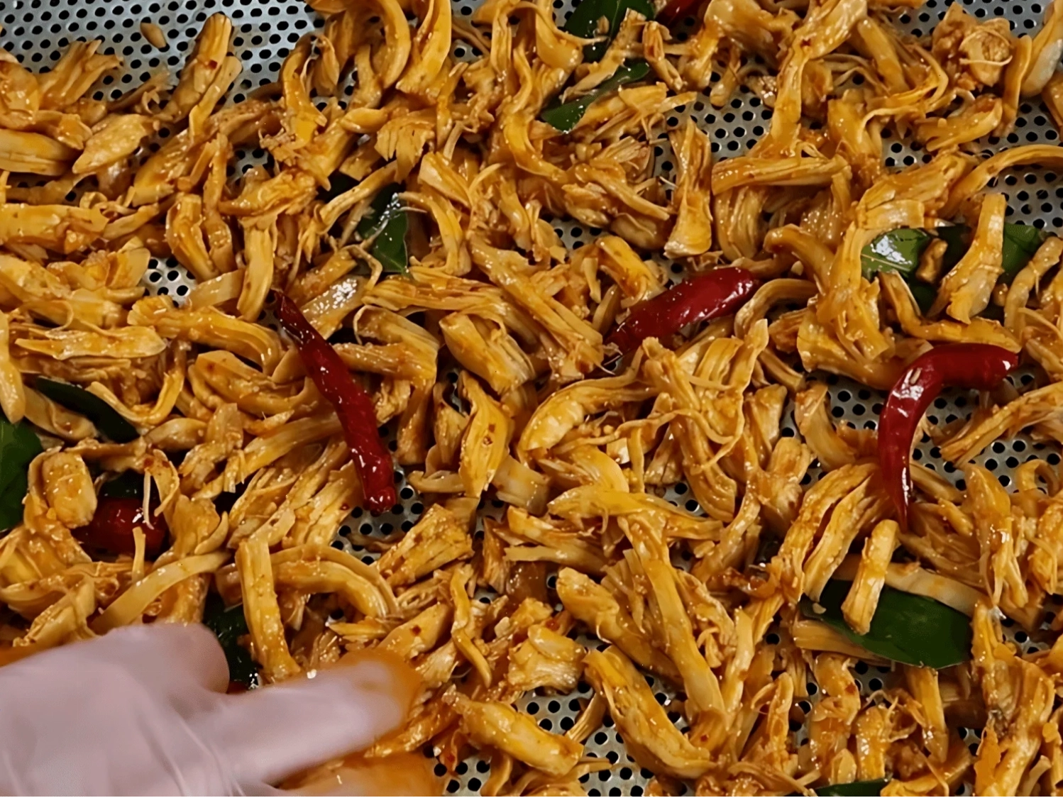 Trải gà đã ướp lên khay nướng