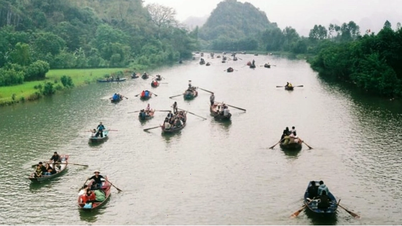 Trải nghiệm chèo thuyền trên suối Yến