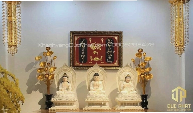 Tranh trang trí bàn thờ Phật góp phần tăng thêm sự trang nghiêm