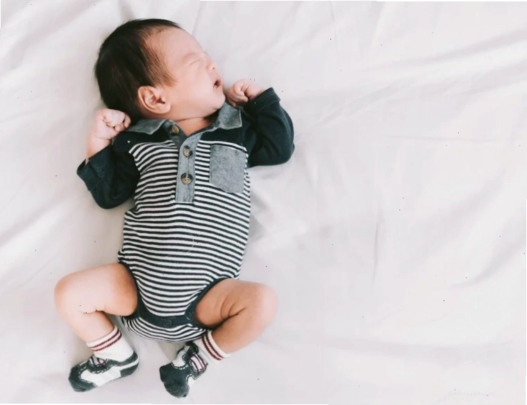 Trẻ 3 tháng tuổi ngủ hay lắc đầu do cảm giác khó chịu từ môi trường xung quanh
