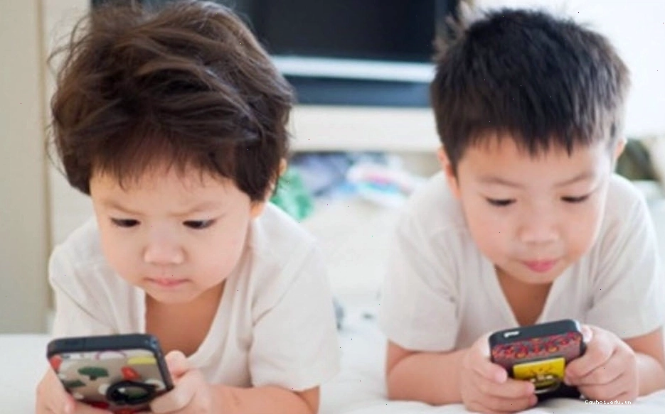 Trẻ em dành hàng giờ mỗi ngày trước màn hình điện thoại, ảnh hưởng đến sức khỏe