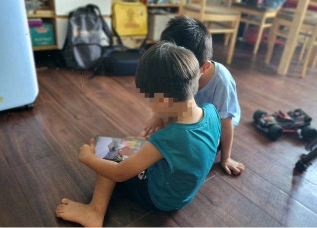 Trẻ em dành nhiều thời gian xem video ngắn trên điện thoại, gây ảnh hưởng tiêu cực