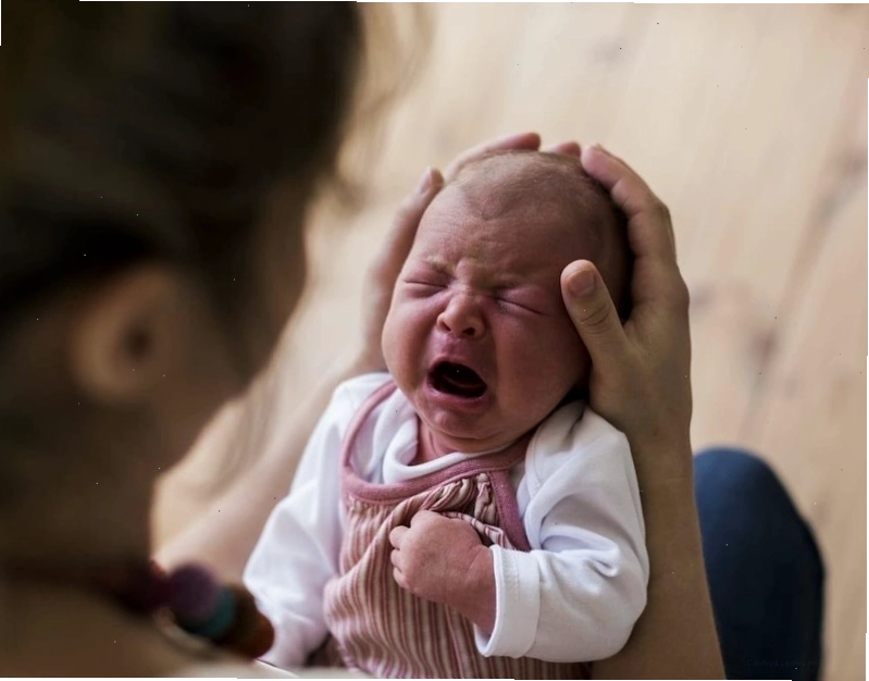 Trẻ khóc đêm có thể do nguyên nhân bệnh lý cần được thăm khám