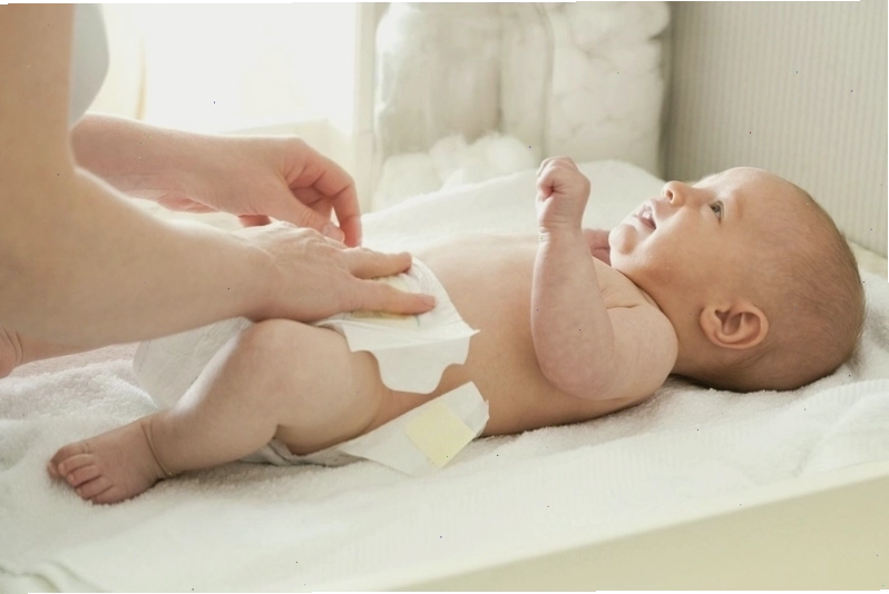 Trẻ sơ sinh đang bú bình sữa công thức, cần chú ý đến các tác hại tiềm ẩn