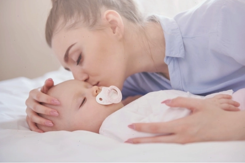 Trẻ sơ sinh được quấn trong chăn ấm áp