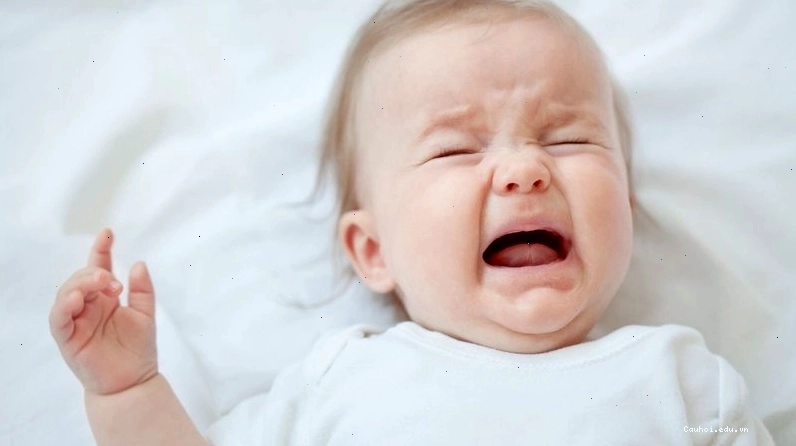 Trẻ sơ sinh khóc đêm có thể do đói bụng cần được bú sữa mẹ