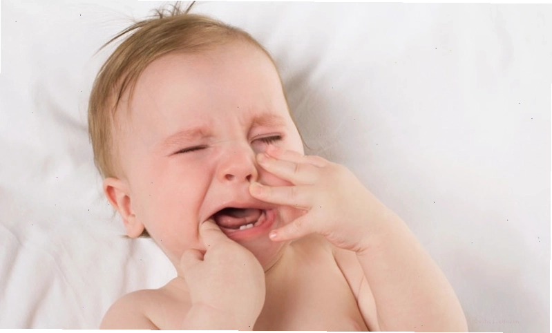 Trẻ sốt mọc răng cần được theo dõi sát sao