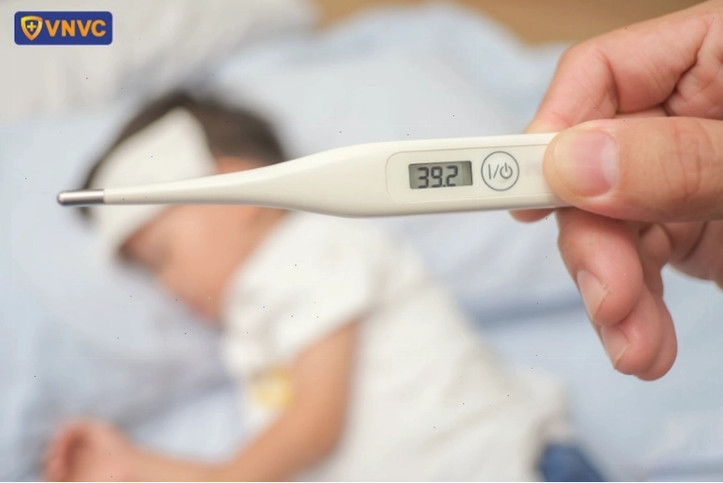 Triệu chứng sốt xuất huyết có thể bao gồm phát ban và ngứa
