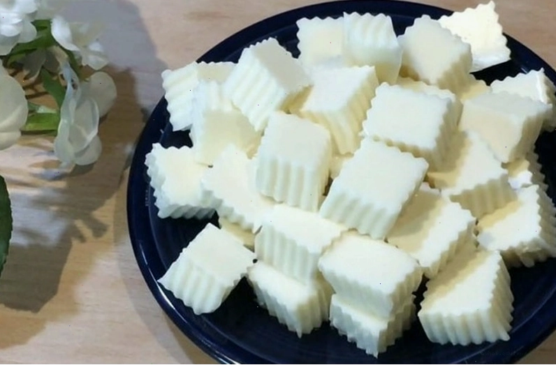Trộn sữa chua cái và nước cốt chanh vào hỗn hợp sữa