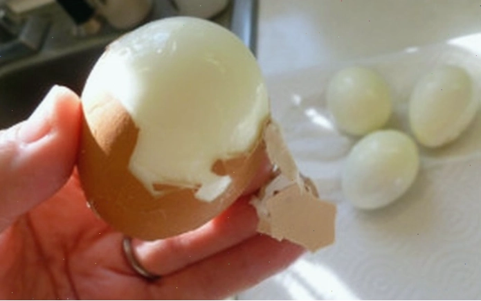 Trứng gà nóng được lăn nhẹ nhàng trên vùng da bị thâm