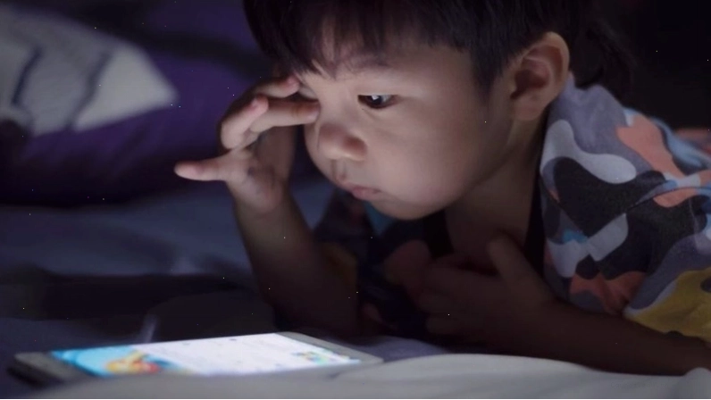 Tư thế xấu khi sử dụng điện thoại gây đau cổ và ảnh hưởng cột sống