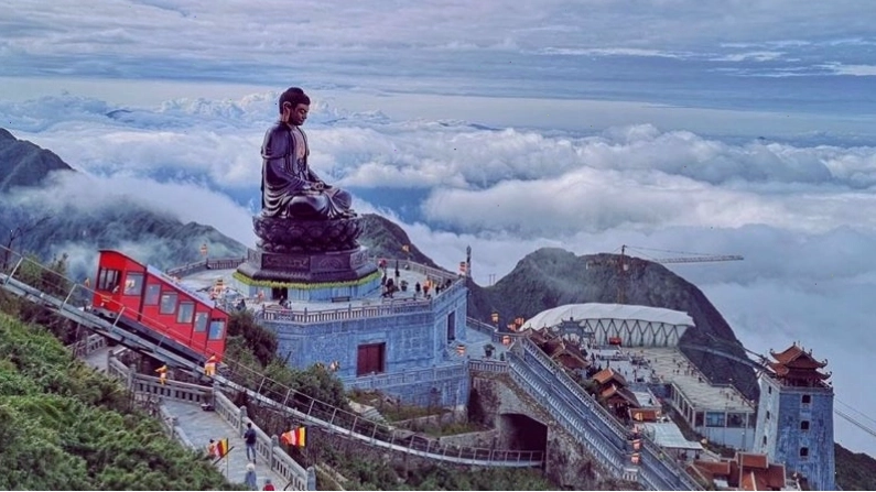 Từ thị trấn, du khách có thể sử dụng cáp treo hoặc trải nghiệm leo núi lên đỉnh Fansipan