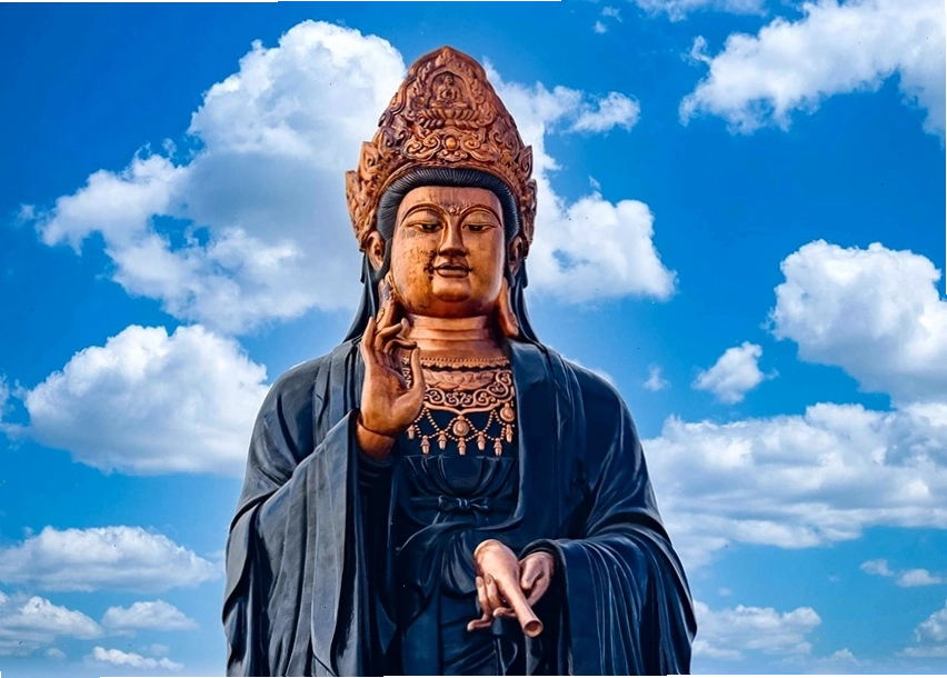 Tượng Phật Bà có gương mặt phúc hậu, tay trái cầm bình cam lồ