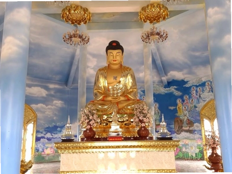 Tượng Phật uy nghiêm bên trong Chùa Phúc Lâm Hưng Yên