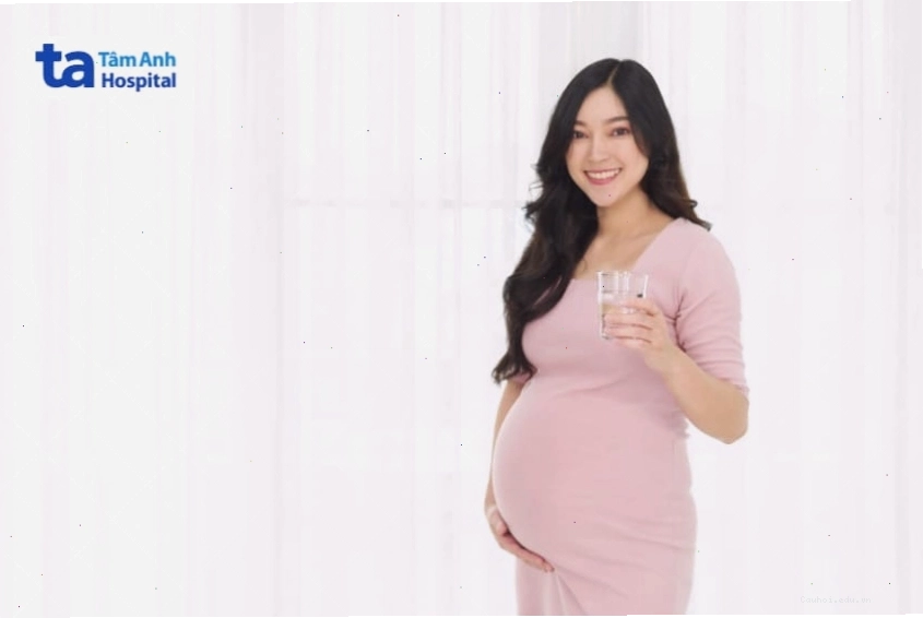 Uống đủ nước giúp mẹ bầu khỏe mạnh