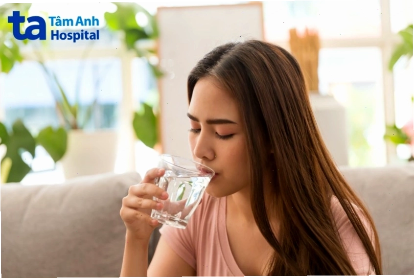 Uống nhiều nước giúp đào thải độc tố và hỗ trợ giảm mỡ bụng