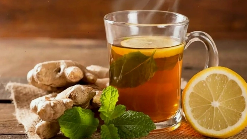 Uống trà gừng nóng giúp làm ấm cơ thể và giảm nghẹt mũi