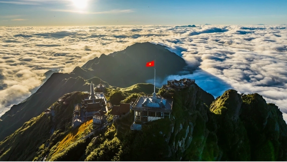 Vào mùa đông, đỉnh núi có thể có băng giá hoặc tuyết rơi