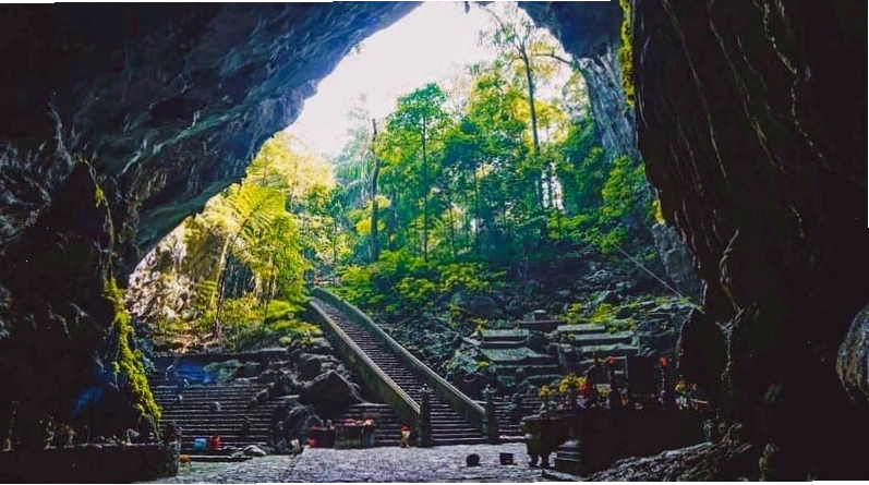 Vẻ đẹp hùng vĩ của Động Hương Tích với hệ thống thạch nhũ lấp lánh